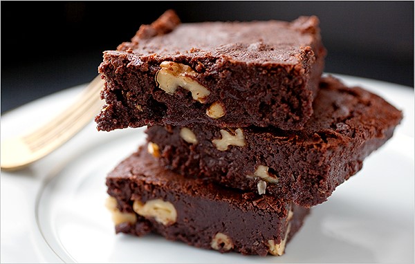 Thêm hạt óc chó để tăng sức hút của Brownies