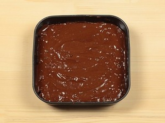 Cho bột Brownies vào khay nướng