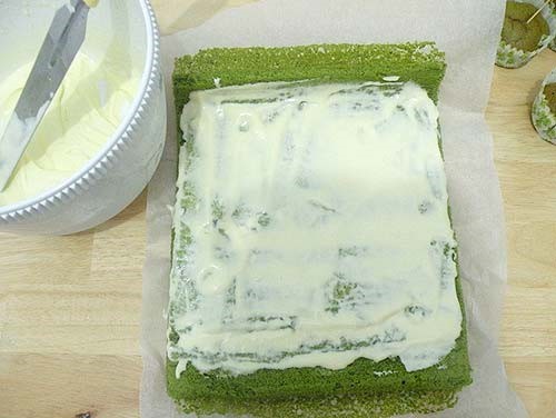 Quét kem lên bánh - hoàn thành cách làm bánh kem trà xanh