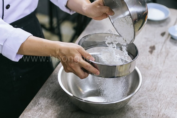 Rây bột mì vào âu