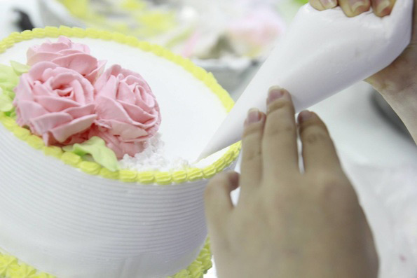 Tiếp đó, viền và bắt hoa trang trí là kỹ thuật sử dụng hợp lý các loại chuôi bắt kem khác nhau, tạo đường viền bánh và những chi tiết sinh động, hấp dẫn cảm quan của người thưởng thức.